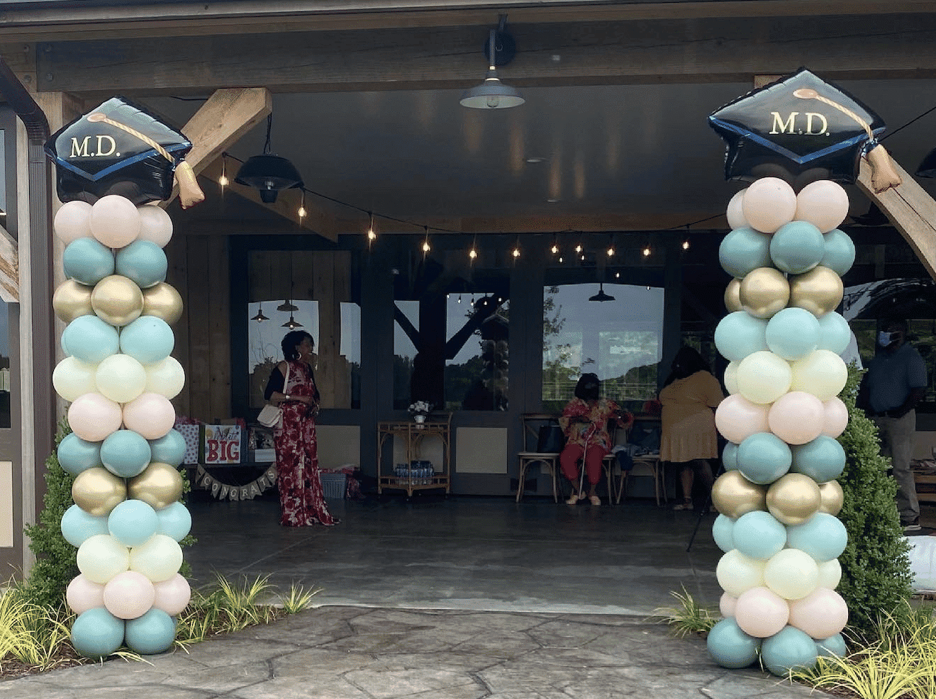 Graduation cap balloon columns
